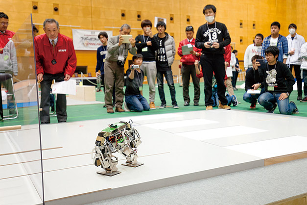 全国専門学校ロボット競技会（2016年度優勝！）