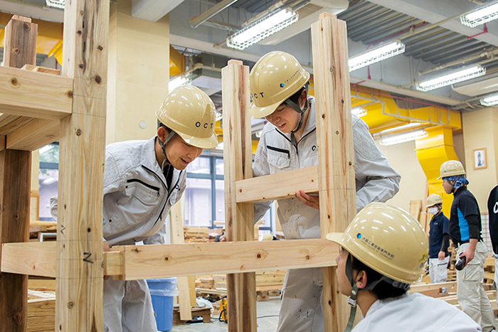 授業に取り組む生徒