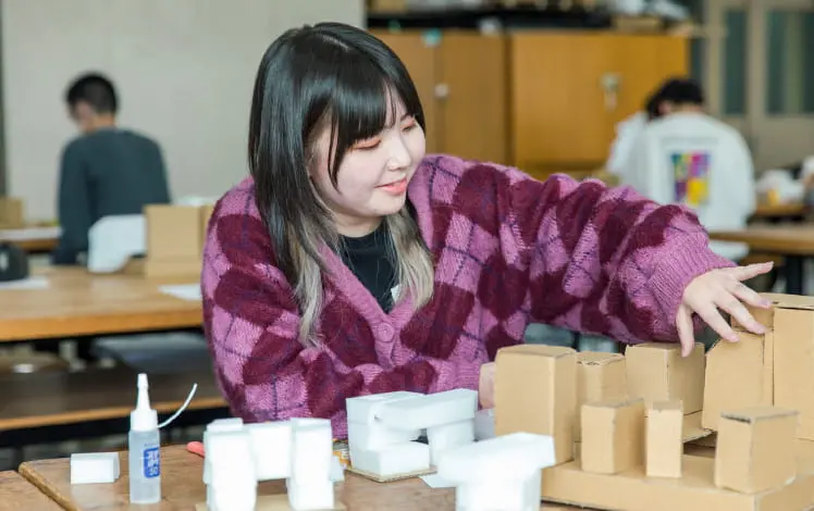 自分の手を動かしながら建築を構想