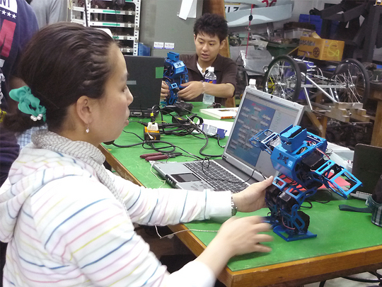 photo: ロボット研究部２足ロボット班、ロボゴングに向けて調整中！