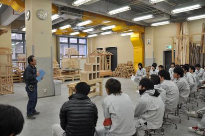 photo: 大工技能学科2年生・卒業制作