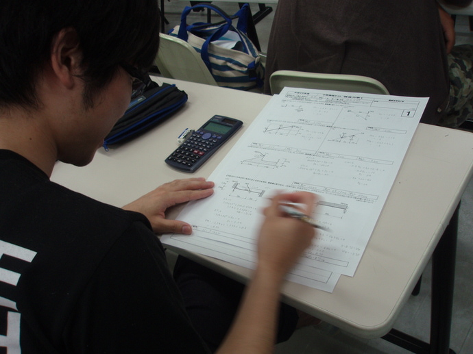 photo: 建築学科Ⅱ部、設計製図実習スタート