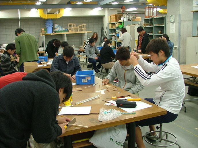 photo: 建築学科1年施工専攻　施工特論Ⅰａ　20分の1木造軸組模型作製演習