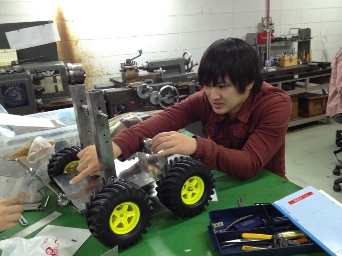 photo: ロボット・機械学科１年生　コース別実習風景