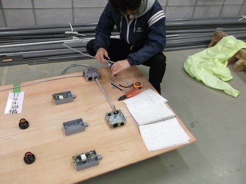 photo: 建築設備学科2年、電気照明とシーケンス制御モデル製作
