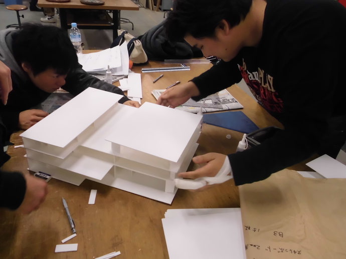 photo: 建築設備学科2年、屋内プールのあるコミュニティーセンター模型製作