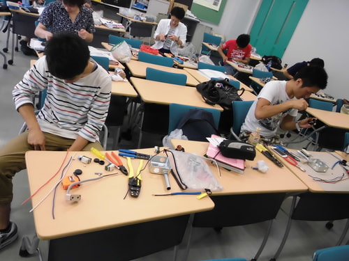 photo: 建築環境デザイン学科2年、電気実習2