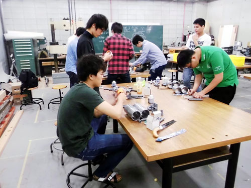 photo: 設備環境デザイン学科1年、配管実習2