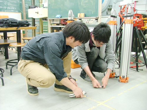photo: 建築学科 2年 施工専攻 技術コース 墨出し実習を行いました。