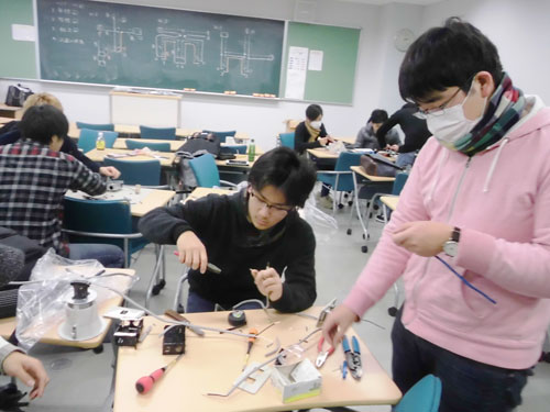 photo: 設備環境デザイン学科2年生　電気工事実習講習