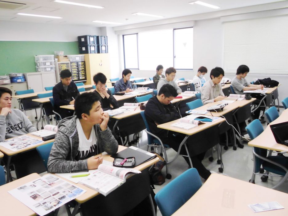 photo: 新１年生、『電気工事１』授業始まる