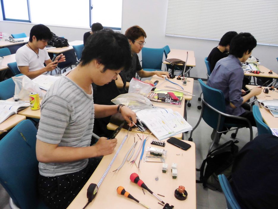 photo: 1年生　電気工事１・実習授業