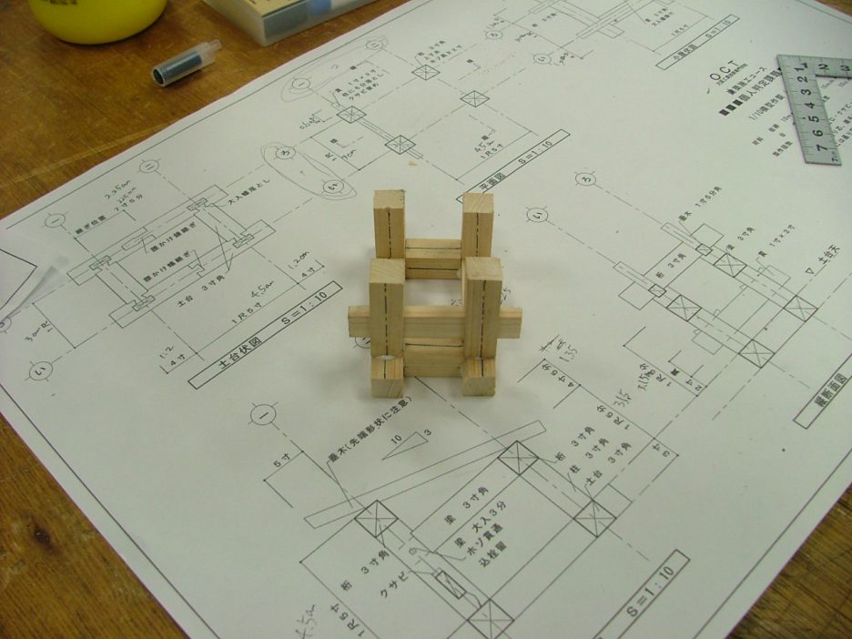 photo: 建築学科　1年　施工専攻　軸組模型製作実習