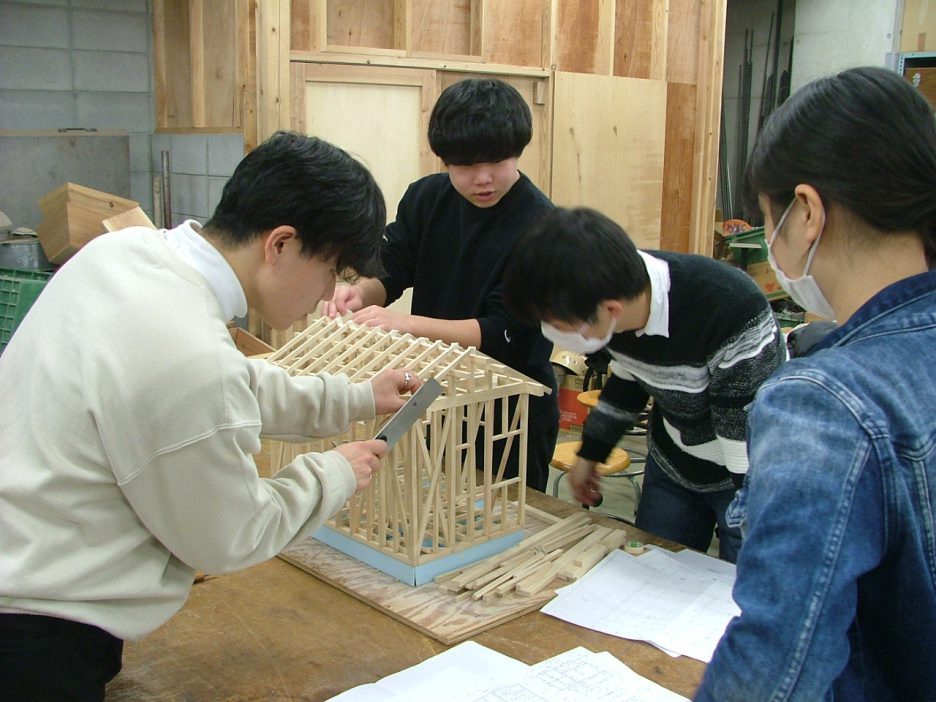 photo: 建築学科1年生　施工専攻　1/20軸組模型製作完成