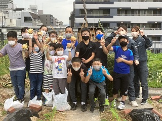 photo: 滝川小学校の野球チームの皆さんと菜園チャレンジ