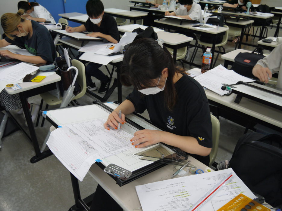 photo: 令和4年度　二級建築士　学科試験合格率<br>建築士専科：87.9%！
