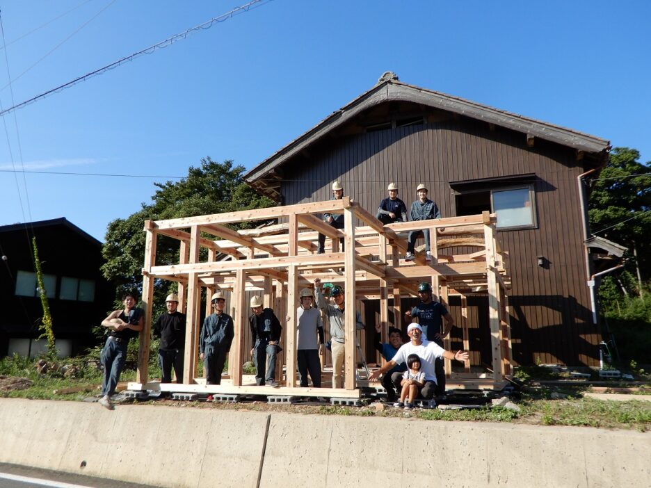 photo: 三重県津市美杉町「丸太伐採・運搬」<br>京都府丹後半島「棟上実習骨組み」寄贈・組立を行いました